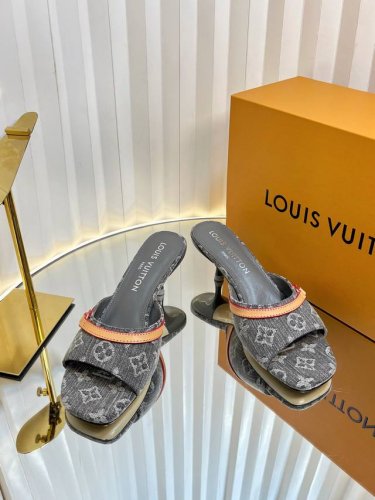 顶级版本Lv 驴家 25Ss 丹宁牛仔太好看了 很少做Lv家的单品 但是这双小猫跟我真的是没法拒绝啊 原版购入 用心开发 鞋跟都是开模定制 老花单宁色搭配的棕色