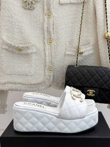 厂价 Chane*｜小香25C春夏新品 菱格厚底松糕链条双C拖鞋 夏天一定要入的凉拖系列 可文艺可时髦 穿搭率实在太高了 厚底在拉长腿方面真的Yyds 百搭舒适