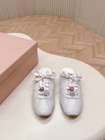 出 Miumiu 缪缪 25Ss春夏新款 半拖 德训鞋 官方春夏走秀新款 时髦百搭 即可咸又可甜 一点也不磨脚 无论光脚穿还是搭配袜子穿都超级减龄 超级无敌百搭