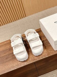 普拉达厚底魔术贴两带凉鞋 半拖厚底魔术贴凉鞋 酷感当道 这双魔术贴凉鞋必须C位 绗缝皮革质感上乘 利落搭带设计 不仅是行走的时尚单品 更是个性与品味的无声宣言