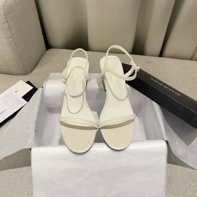 工厂直销 A年度最爱一双增高厚底绝美爆款凉鞋 专柜 正品级 版本！！ 这一季小香新款真的太好看了， 真的一眼爱了 经典的搭配，真的超级有个性！ 复古又时髦，无论