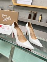 冲量价: ChristianLouboutin 路铂廷 CL红底鞋2024 春夏系列新品登场，创意大胆的鞋履设计尽显前卫态度，焕新都市造型。优雅时尚上面镶有银色