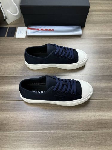 Prada 普拉达 -高端品质 原单 -鞋面：品牌帆布匹、车包边工艺、鞋身车缝品牌标 -内里：水染牛皮 -大底：超轻tpr.橡胶; 成型大底 -超高品控 做工精