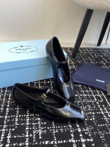 代购级 PRADA 普拉达 25ss 春夏新款方头 单鞋 凉鞋简单的设计大概就是它最让人喜欢的点 不是烂大街的那种 很有自己的品牌个性面料采用进口开边珠 内里垫
