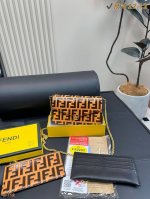 配礼盒 芬迪Fendi爆款三合一内置卡夹及零钱包 芬迪专柜新款三合一信封包 三件套 可手拿可斜挎！专柜同步更新！明星同款限量版！超级有范儿！进口压变面料、高端品