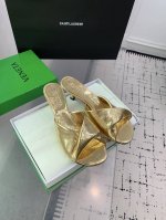 bottega Venetabv Blink系列高跟凉拖鞋！Ins、小红书巨多网红明星上身！真的太美了高级穿着又仙女，简约时髦又有设计感而且非常非常好穿，特别是