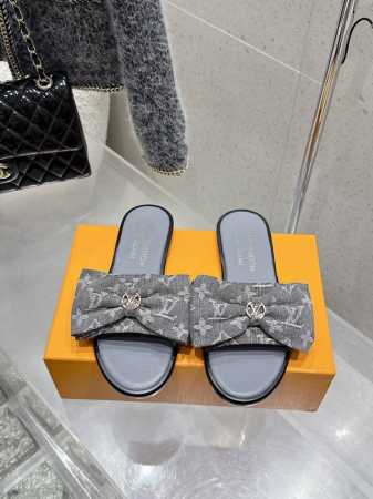 顶级版本 Louisvuitton 25 春夏新款 蝴蝶结跟矮跟凉拖鞋 很难不怀疑是不是借鉴了唐朝的唐三彩作为基础，创新成Lv经典标志Logo，采用彩色以及鞋面 - 点击图像关闭