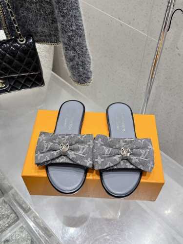 顶级版本 Louisvuitton 25 春夏新款 蝴蝶结跟矮跟凉拖鞋 很难不怀疑是不是借鉴了唐朝的唐三彩作为基础，创新成Lv经典标志Logo，采用彩色以及鞋面