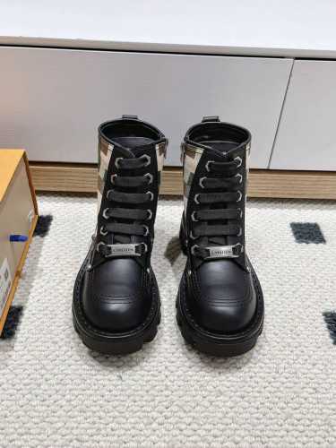 情侣款 顶级厚底马丁靴短款！ 路易威登 LV 专柜同步系列新款老爹鞋皮靴 潮气逼人 尽显青春活力，日常穿搭超级抢眼，经典的拱形设计，一向被称之为美腿神器！绝对的