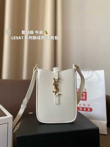 圣罗兰Ysl 复刻版 牛皮 Le5A7 系列新成员_手机包∞ 墙裂推荐这款迷你手机包 极简外形＋金属1Ogo扣开合设计！ 实用又时髦是日常搭配率蛮高的单品 La