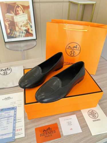 顶级版本2025早春单鞋Hermès ，版型做工材料升级。Hermes市场最高版本纯手工鞋 顶级产品爱马仕松糕鞋 早春新款原版一样， 师傅级纯手工打造 ！高端定