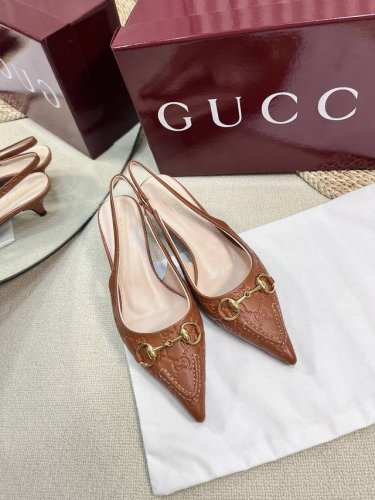 Gucci 24Ss春夏新款 G家尖头马衔扣V型系列 经典再现 简约设计高雅品质 鞋面以压花羊皮双G皮材料匠心打造 鞋面缀饰亮眼的经典马衔扣 后带着釆用松紧带设