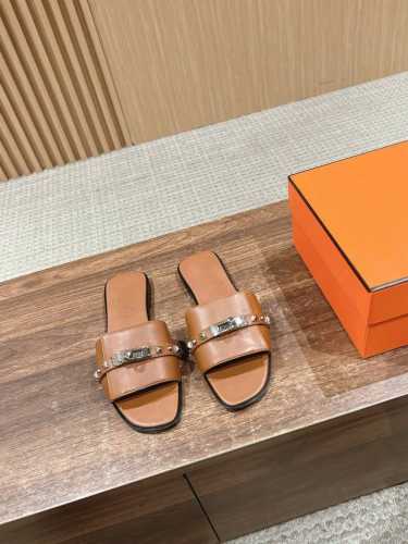 爱马仕新配色Kelly扣铆钉平底拖鞋 好穿百搭，夏日必备高端工具鞋 鞋面小牛皮&定制牛仔布面，小牛皮内里， 意大利进口牛皮底 Size：35-39 40 41定