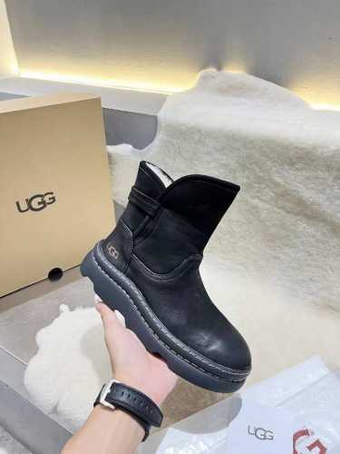 UGG。爆 爆 爆 全球爆单款 新款简约火爆流潮时尚穿百着搭轻便舒适的一款羊毛靴 1:面料：头层防水磨砂 2:内里垫脚：釆用百分百纯澳洲进口羊毛 3:大底：橡胶
