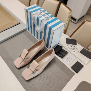 方头露舌皮饰金属扣头穆勒单鞋系列 顶级包装配套最高版本 PRADA 2025s普拉达春夏新品， 顶级版本 实力来袭！复古时尚普拉达公主糖果风格单鞋，少女必备 制