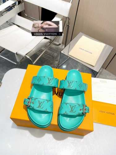 P350 顶奢版本223 Lv专柜主打 路易威登 春夏新品 顶奢版本 专柜主打最新款压花Logo拖鞋 硬货上新 代购级别！高级感十足！国内外博主刷爆的一款，靓丽