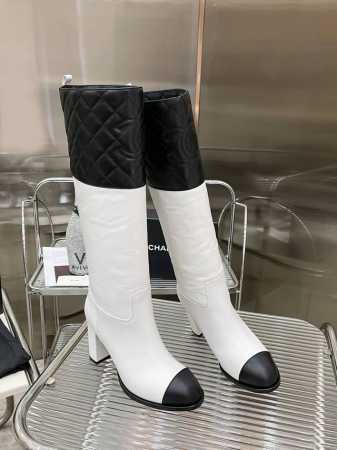 出厂价 帅气逼人骑士靴 CHANEL 香奈儿*秋冬新款小香菱格骑士靴 这款骑士靴真的是帅气时尚的代表，靴筒领口设计经典菱格工艺 靴筒口双C电绣logo 低调不失 - 点击图像关闭