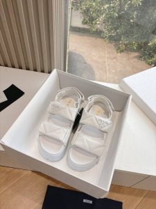 所见即所得G036最新系列！Prada 普拉达博肯面包鞋2025春夏新款厚底凉鞋拖鞋魔术贴三角扣面包包头半拖鞋 最新走秀系列 经典升级 舒适度与时髦度并存 每个