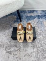 橙子出厂价p Alaia 2025春夏新款 金属扣方头鱼嘴粗跟拖鞋 复古法式凉拖 包头半拖 上脚舒适度拉满 好看好穿又轻便 随意搭配 筒约又高级 大胆前卫的设计