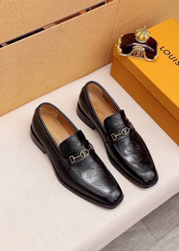 商品商标：Louis Vuitton 路易威登 休闲皮鞋 正码码数: 38-44 45.46.47订制 商品材料：精选 进口头层牛皮鞋面+奢华五金扣，进口头层牛
