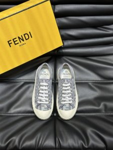 fendi芬迪情侣款低帮帆布鞋，芬迪 春夏新品系带帆布鞋，鞋面Ff提花面料，饰有同色系绸缎边饰，鞋底Ff雕刻装饰，软弹脚感，上脚舒适度满分！ 元 Size：38