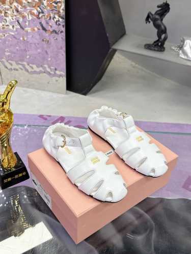 工厂p价p： Miumiu缪缪2025早春夏包头罗马凉鞋 官方春夏走秀新款，时髦百搭，无论光脚穿还是搭配袜子穿都超级百搭！原版一比一开发 鞋面：定制进口牛皮 内
