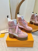 路易威登 Louis Vuitton 驴家爆款 走秀主打款，最新切尔西马丁靴，秀场出镜率非常高。新的logo设计实在加分。低调又凸显品牌魅力，靴口设计对小粗腿