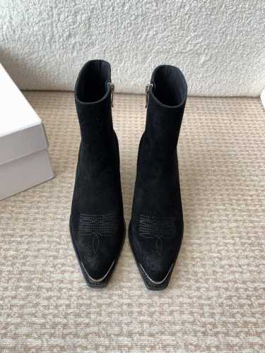 Celine 赛琳 24ss秋冬新品 复古粗跟 切尔西 尖头 铁扣短靴 塞琳这一季好看的款式真的是很多 比如这款军靴就很机车风 重点夸夸靴筒设计 完全不挑腿型