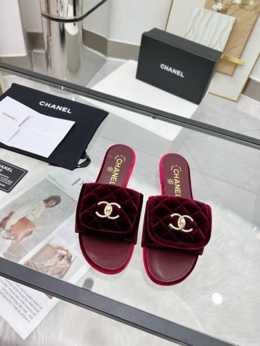 橙子出厂价p Chanel 香奈儿春夏新款 经典书包扣翻盖平底拖鞋 金属扣菱格凉拖 颜色：酒红真丝绒 码数：35-42