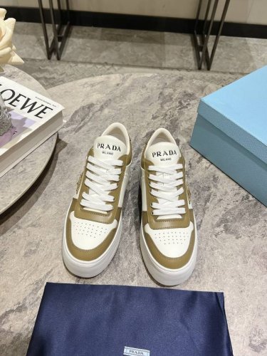 prada普拉达 春夏最新 厚底三角标 休闲 运动鞋 原版购入开发 做货 这款皮革运动鞋时尚简洁，展现出极简风格和运动个性的充分融合。 搭配经典的棉质鞋带和轻便