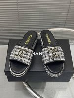 出厂 Chanel 25C早春度假系列厚底拖鞋！ 这是甜心芭比的一季 又要让多少香奶奶女孩少女心泛滥 让人眼前一亮的感觉 经典的大标设计 鞋面定制面料、内里羊皮