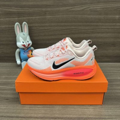 顶级版本Nike Vomero 18 舒适百搭防滑耐磨 低帮跑步鞋 男女同款。 全套得物包装：毒卡 毒扣 棉袜 毒盒。 码数:36-45码！