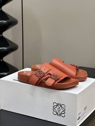 女 男 p Loewe Ss24 New Arrival l家24春夏水台拖鞋 鞋底造型很别致呀 舒适度漏眼可见 小牛皮鞋面 包裹水台的也是同种牛皮 非常舒适养