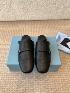 半拖 单鞋Prada 25ss 普拉达走秀款复古 双扣 半拖鞋单鞋 乐福鞋爆款！走秀款 复古感时髦满满 随意百搭 时尚休闲 独到味道人人都爱也轻松驾驭 每年都会