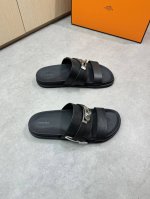 Hermes 爱马仕 -高端品质 原单休闲凉拖鞋 -鞋面：进口手掌纹小牛皮、品牌金属扣件 -内里：水染牛皮 -大底：超轻Tpr橡胶 真皮包Tpu水台；组合成型大