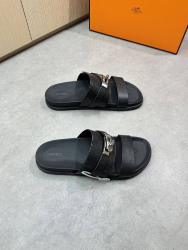 Hermes 爱马仕 -高端品质 原单休闲凉拖鞋 -鞋面：进口手掌纹小牛皮、品牌金属扣件 -内里：水染牛皮 -大底：超轻Tpr橡胶 真皮包Tpu水台；组合成型大