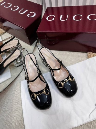 g家新款Gucci马衔扣露跟浅口后系带凉鞋粗跟漆皮凉鞋 顶级版本、欢迎比对. 原版1:1复刻 鞋面：进口高档牛漆皮 内里 垫脚：全粒纹高档小羊皮 鞋底：意大利顶