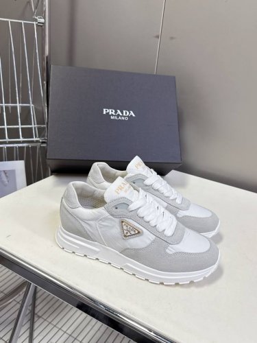 prada普拉达春夏新款三角标运动鞋 高丝光和进口透气布拼接撞色，细节感跟好 三角标点缀，简单高级！关键上脚超显腿长，轻松拉长腿部显腿！妥妥的增高神器 全套包装