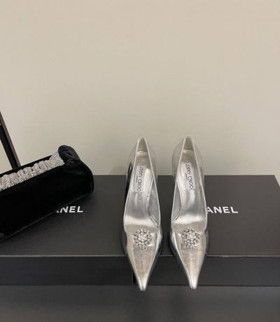 ：400 Jimmy Choo 最新时尚高跟重工球球单鞋 同步专柜 主打精致 舒适度休闲 甜美 无解风都轻松满足 Blingbling 迎面扑来高贵典雅的气息，