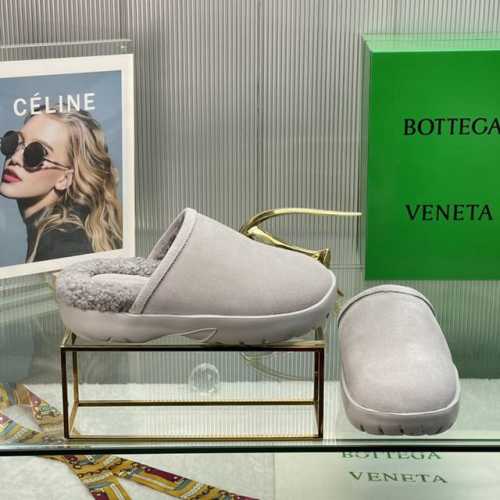 BV最新款毛毛拖Bottega Veneta 葆蝶家最新款情侣款舒适保暖度极高！ 内里:进口羊卷毛 鞋面:进口高丝光牛反绒 大底:TPU发泡大底 颜色:黑、棕