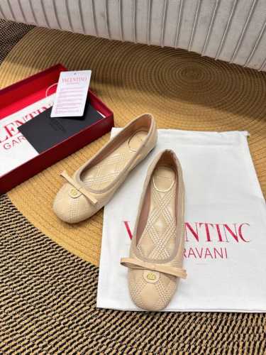 顶级版-真皮底Valentino Garavani Vlogo Cut-Out 25早春菱格经典百搭爆款芭蕾舞女鞋 专柜最新系列 最高版本 细节完美 非常亮眼的