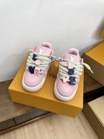 情侣码 顶级天花板级别！Louis Vuitton 走秀款胖trainer DIY饰扣面包鞋。超级玩味 超级童趣。疯狂心动 胖trainer打破颜色的单一变化，