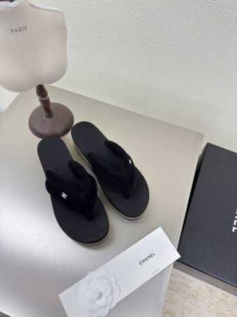 舒适坡跟 人字拖 五金Logo 小香 厚底拖鞋 五金Logo 加持 舒适有范 黑色 原版布料 l 质感满满 经典圆头厚底设计 超舒适 Logo清晰可见 优雅 内 - 点击图像关闭