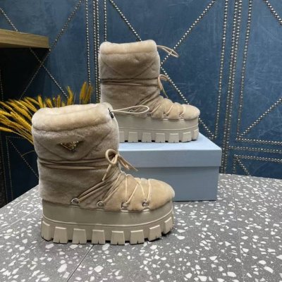 出厂价 ， 市面最高版本 普拉达Prada 王炸款 雪地靴 滑雪靴 胖墩墩的 好看可爱到爆炸 →_→来自 Prada限定系列，别具一格。闪亮尼龙 Oblique