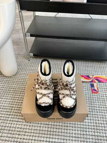 代购级别 MOON BOOT LUNA系列 24秋冬季新款 雪地靴 一双不分左右脚的鞋！超有特点！软软糯糯像面包 长期主义购物一moonboot雪地靴因为冬天想