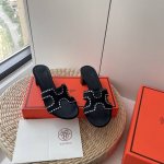橙子出厂价p hermes 爱马仕 夏季经典粗跟H拖鞋 旅游度假沙滩凉拖 面料 水钻 跟高 4.5Cm 码数 35-42