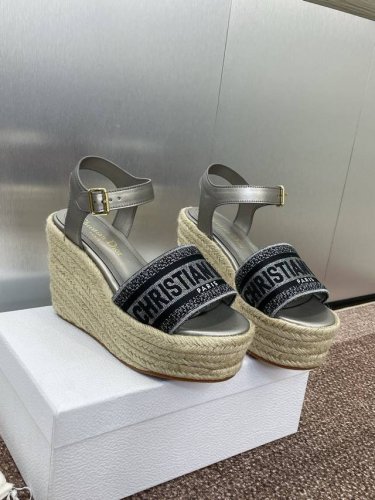 dior 迪奥 2025春夏新款 Ivieta Dway 厚底拼色女凉鞋 cd字母Logo立体刺绣草编坡跟圆头露趾凉鞋 鞋面 进口酒椰草 进口电绣高温水溶棉质科