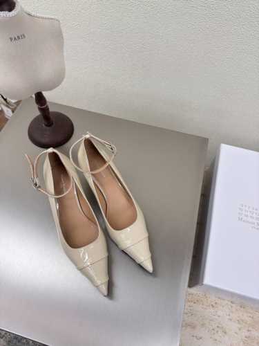 猫跟 尖头 单鞋 Mm6 Maison Margiela 杏色小牛漆皮 大热时尚风格 杏色 Mm6 Maison Margiela的实验性从功能主义的解构美学出