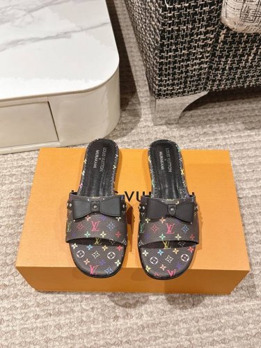 顶级版本 Lv 驴家 太好看了 很少做Lv家的单品 但是这双小猫跟我真的是没法拒绝啊！原版购入 用心开发 鞋跟都是开模定制 老花单宁色搭配的棕色皮质，也太出彩了