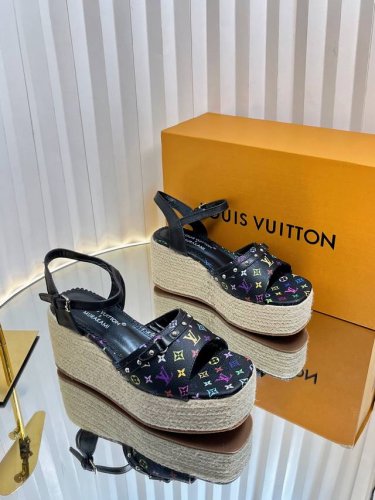Lv 路易威登 25春夏新款 顶级版本原版一致 专柜主打最新款 Lv X Tm村上隆联名款麻绳坡跟凉鞋 硬货上新 代购级别 高级感十足 国内外博主刷爆的一款 复